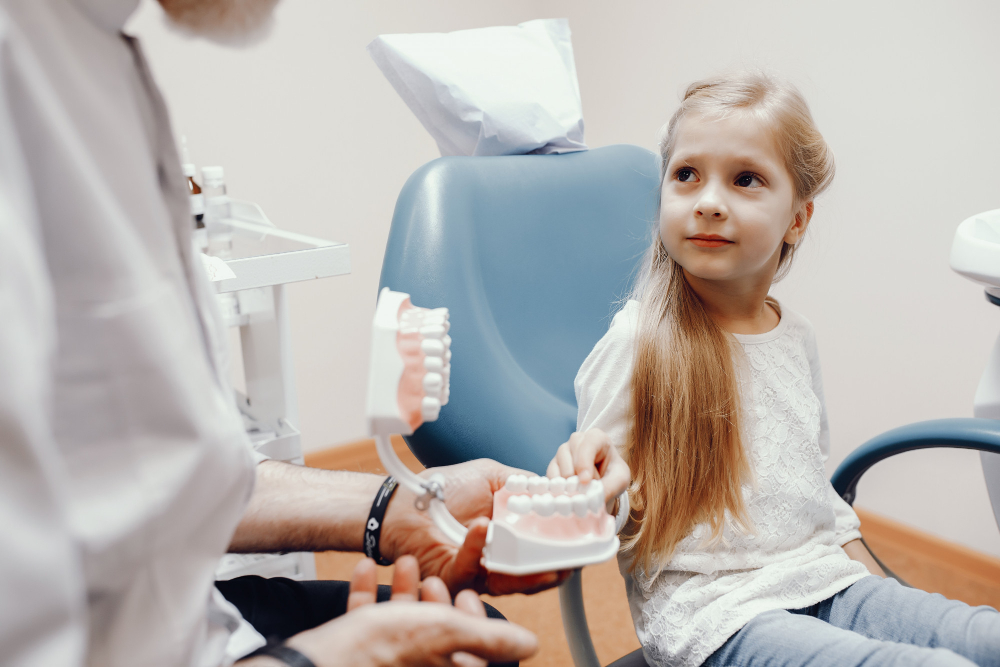 Для чего лечить молочные зубы ребенку?